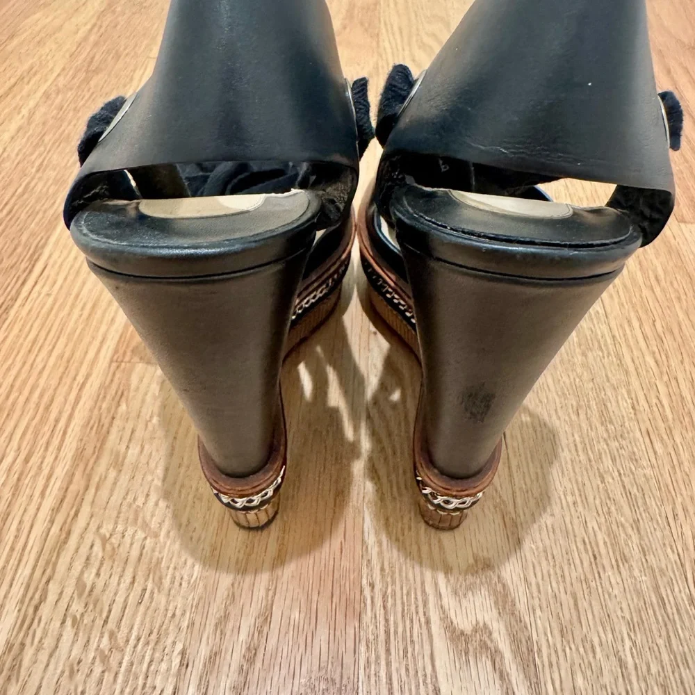 CHRISTIAN LOUBOUTIN Tribuli 140 Chain-trimmed Leather Wedge Sandals - Size 39 - Picture 4 of 6